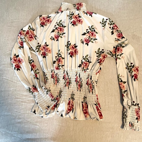Tops - Floral scrunched long sleeve top by love streak size medium
